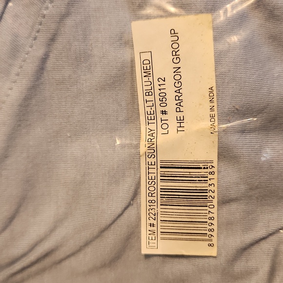 Womens tee with rosette size medium - Picture 8 of 8